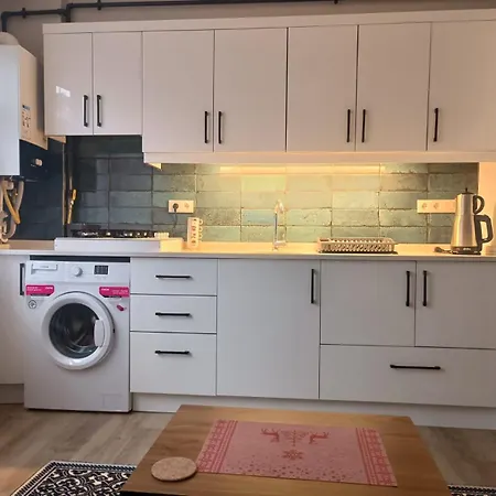 Ueskuedar'da Tam Size Goere S Apartmán